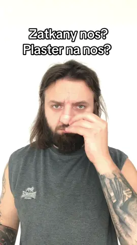 Chodzi o co2 związek ten reguluje oddech i jego zwiekszona ilość powoduje rozszerzenie się zwężonych dróg oddechowych w nosie(dlatego podczas wysiłku nos się odtyka) samo oddychanie lekko przytkanym nosem zatrzymuje co2 w organizmie, plaster na nos redukuje ten efekt bo zmniejsza opór nosowy (to tak jakbyś miał słabe nogi i zamiast je ćwiczyć chodził o kulach i myślał ze normalnie chodzisz) Plaster na usta ma na celu kontrolowanie podświadomego otwierania ust(wydychamy wtedy nadmiernie co2 które chcemy gromadzic) Chcesz poznać ćwiczenia na naturalne odetkanie nosa i wyrobienie nawyku oddychania prawidłowym  torem przeponowym przez nos?  Poprawę wydolności? Jestem certyfikowanym trenerem oddechu dobieram ćwiczenia do potrzeb na podstawie przeprowadzonego wywiadu i testów oddechowych dzięki nim możesz wyrobić nawyk oddychania przez nos, odstawić krople, udrożnić go, zredukować stres lub poprawić wydolnosc po więcej informacji napisz wiadomość prywatna przez inzta skuza_sylwek (przydadzą się również plastry na usta, sprawdź bio) #oddech #oddychanie #treneroddechu #katar #bieganie 