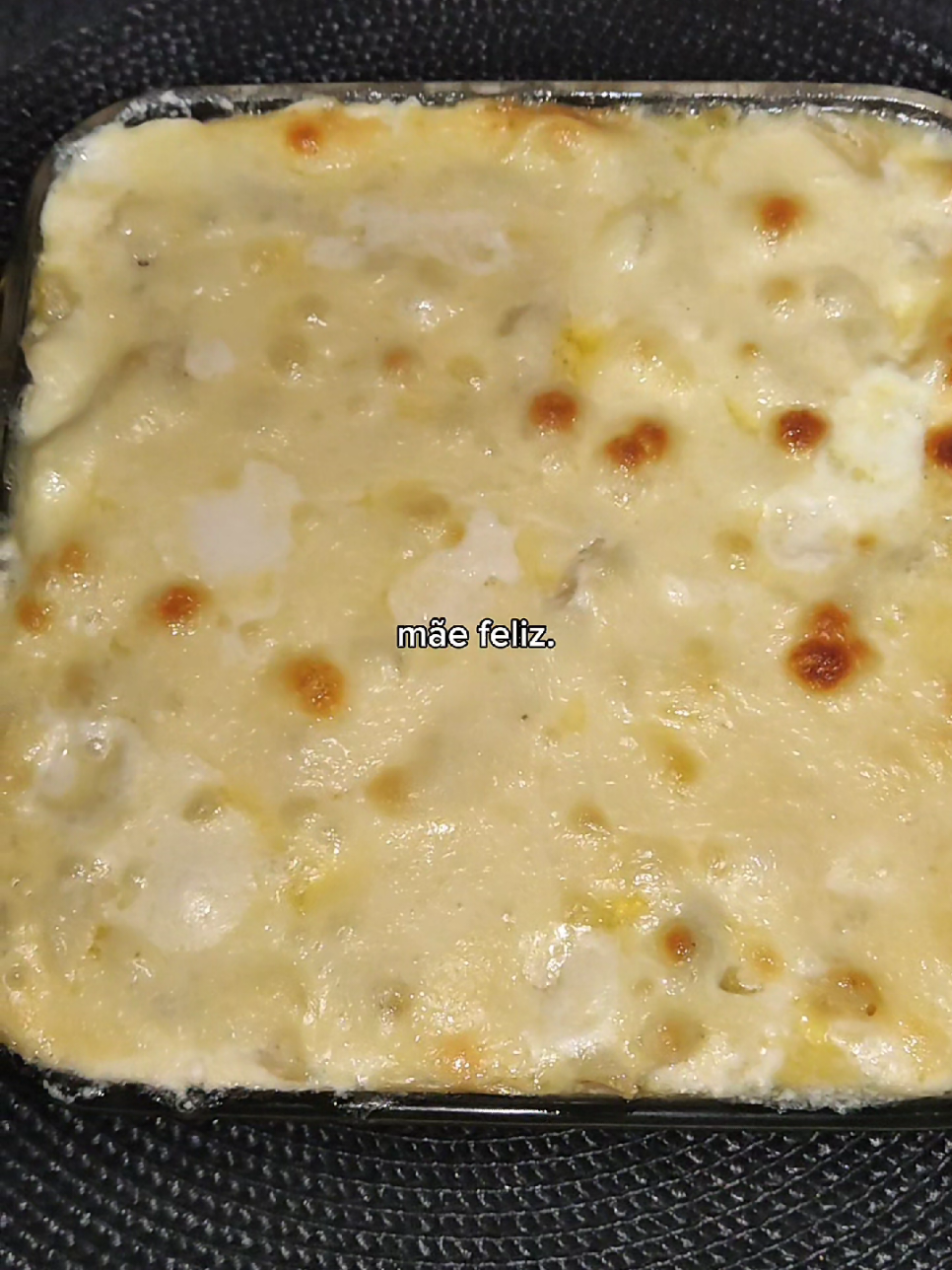 Macarrão aos 4 queijos 🍝🍴 Ingredientes: — ½ pacote de macarrão penny — 2L de água — 1 colher de sal — 1L de leite — 1 caixa de creme de leite — ½ pote de requeijão — Pitada de óleo — 1 colher de manteiga — Tempero Sázon OU sal — Noz-moscada — MUITO queijo mussarela — ½ pacote de queijo ralado 1° Etapa: — Fogo alto — Ferve a água do macarrão — Adiciona o sal, óleo e o macarrão — Mexe e deixe cozinha por 10min — Escorre o macarrão e lava em água fria; reserve. 2° Etapa: — Em outra panela: — Coloque a manteiga e um fio de óleo para não queimar a manteiga — Acrescente a cebola  — Refogue — Coloque a farinha de trigo e mexa por 1 minuto — Lentamente coloque leite enquanto mexe, até colocar a caixa inteira - Agora em cada ingrediente, mexa mais um pouco: — Acrescente o queijo mussarela, tempero ou sal, queijo ralado, noz-moscada ralada - Quando o molho estiver grosso, firme, desligue o fogo — Acrescente o creme de leite, mexa, requeijão — Reserve 3° Etapa: — Corta o queijo pequenininho — Recheie vários macarrões com esse queijo 4° Etapa: — Pegue uma forma 1° camada: Coloque vários macarrões com queijo 2° camada: BASTANTE molho 3° camada: Mais queijo 4° camada: Mais macarrões 5° camada: BASTANTE molho 6° camada: Cobre com fatias de mussarela 7° camada: Queijo ralado por cima — Leve ao forno em 200° até ficar dourado (15-20min) #receita #receitasimples #terror #fyp 