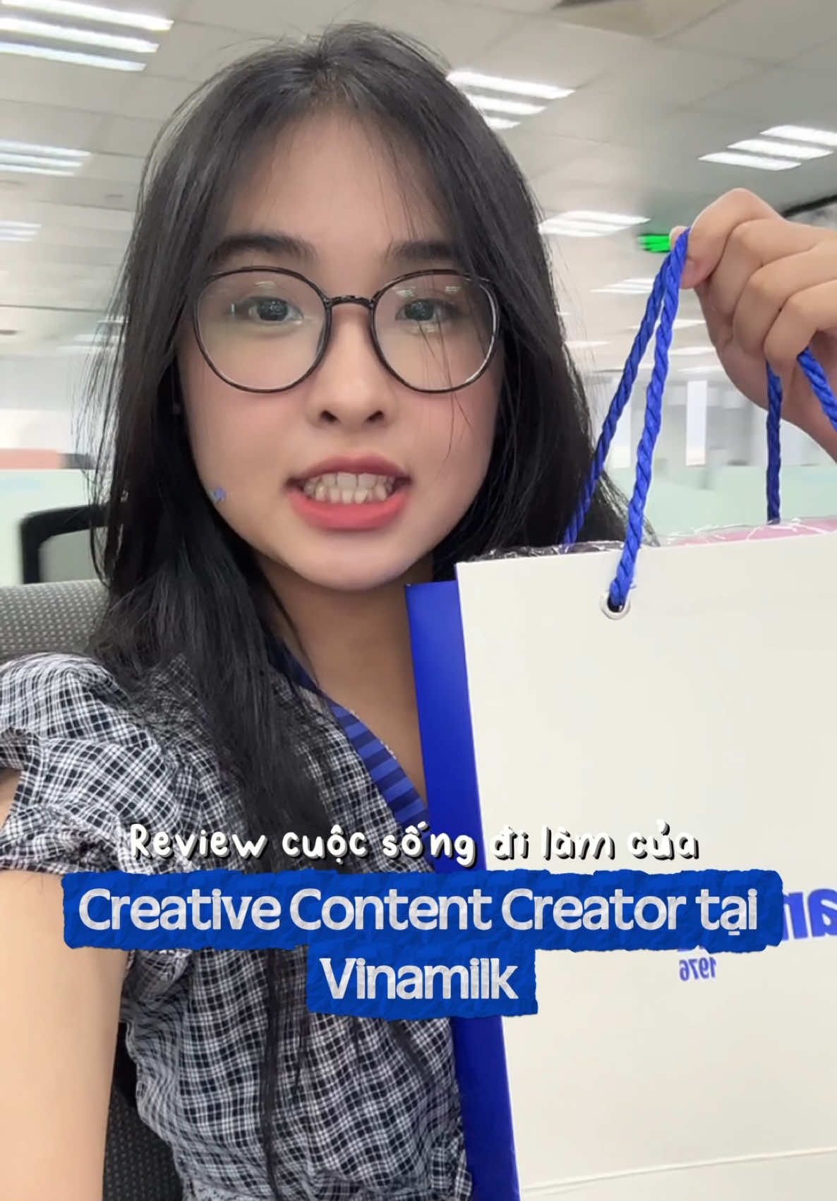 Cột sống của Bống dạo này không ổn, muốn biết tại sao mời xem hết video 🧎🏻‍♀️#fyp #vinamilk #lifeatvinamilk #work #xuhuong #bongoday 