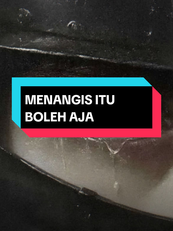 Kenapa laki-laki saat menangis menutup mata, sedangkan perempuan menutup mulut? Pernah nggak kamu perhatiin, kalau laki-laki biasanya menutup mata saat menangis, sedangkan perempuan lebih sering menutup mulutnya? Sekilas terlihat sepele, tapi sebenarnya dua kebiasaan ini punya makna psikologis dan sosial yang cukup dalam. 🫣 Laki-laki menutup mata: usaha menahan emosi Menutup mata saat menangis adalah bentuk refleks untuk menyembunyikan kesedihan. Sejak kecil, laki-laki sering diajarkan untuk tidak menangis dengan alasan harus kuat, tegar, dan tidak cengeng. Karena itu, saat emosi tak tertahankan, mereka menutup mata seolah ingin memutus kontak dengan dunia luar, agar orang lain tidak melihat sisi rapuh mereka. Tindakan itu bukan berarti mereka tidak mau menunjukkan perasaan, tapi lebih ke usaha mempertahankan citra diri agar tetap terlihat kuat di depan orang lain.  💋 2. Perempuan menutup mulut: menahan suara dan menjaga ekspresi Berbeda dengan laki-laki, perempuan secara sosial dianggap lebih “boleh” mengekspresikan perasaan. Namun, saat menangis, mereka sering menutup mulut bukan untuk menyembunyikan air mata, tapi untuk menahan isak atau suara tangisan agar tidak terdengar terlalu keras. Tindakan ini juga bisa mencerminkan rasa malu atau keinginan menjaga sikap, terutama di hadapan orang lain. Perempuan cenderung berusaha tetap terlihat anggun dan terkendali meskipun sedang emosional. 💭 Keduanya punya makna yang sama dalam konteks psikologis: Menutup mata = menahan diri agar tidak terlihat lemah. Menutup mulut = menahan diri agar tidak berlebihan. 🗣️ Pesan Admin “Tak apa menangis. Air mata bukan tanda lemah, tapi bukti kita pernah berjuang. Setiap jiwa berhak merasakan perih dan lega. Sebab dari tangis, kita belajar bangkit. Dan dari luka, kita temukan cahaya untuk terus melangkah.” #thinkinghabit #thinkerhabits #emotional #cry #fy 