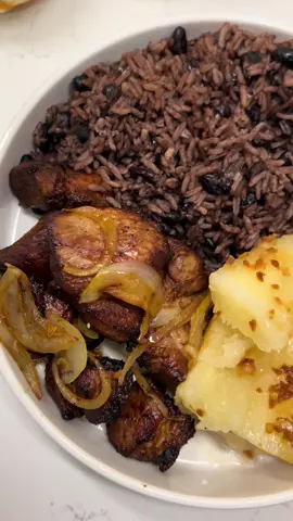 masitas de puerco con congris y yuca #fyp #pork #masita #morro #yuca 