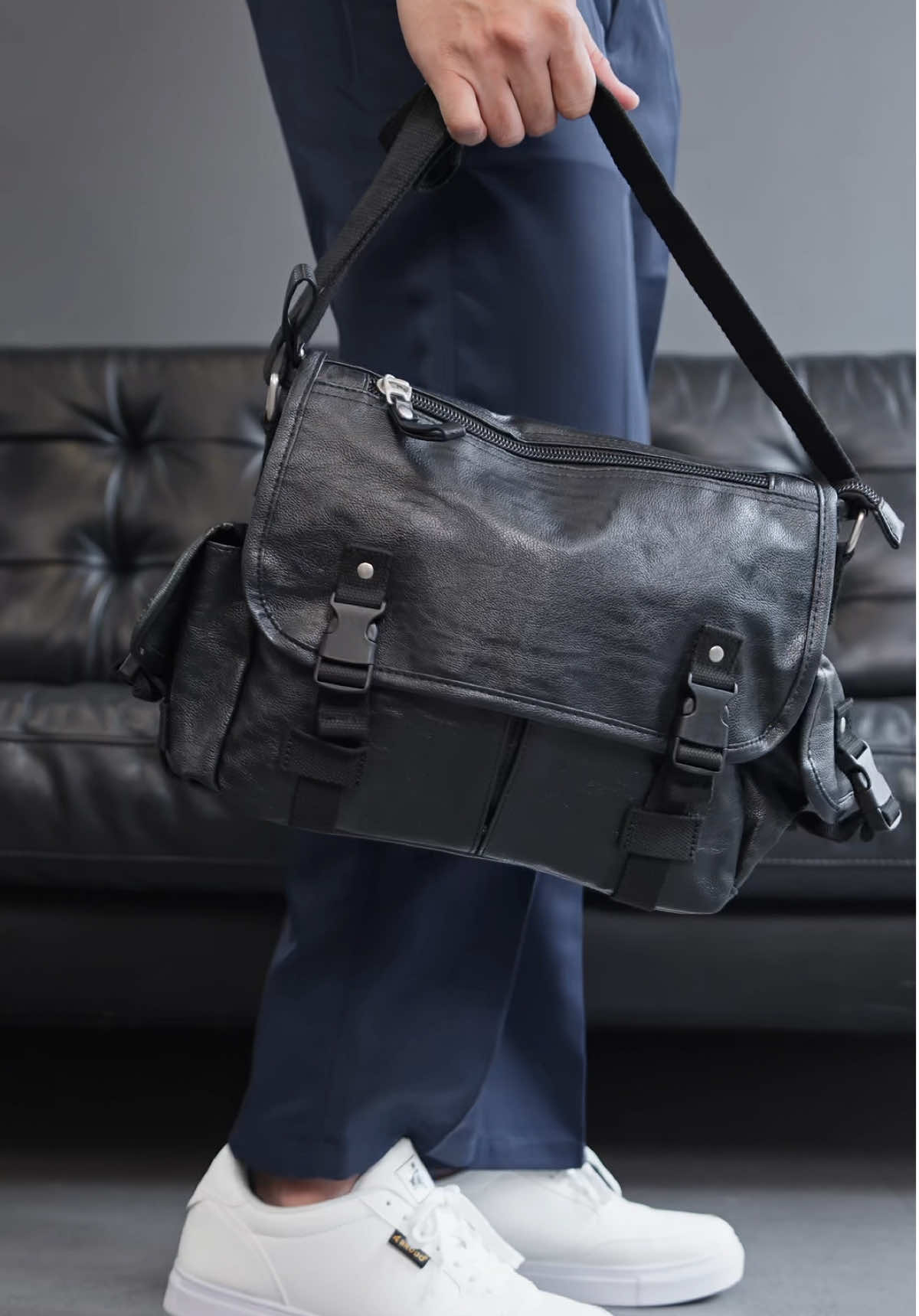 VERTU KULIT — Tas rempang kulit asli dengan desain maskulin dan fungsional, pas banget buat kamu yang aktif. Muat iPad 11 inch, HP, dompet, powerbank, buku tulis—semua kebutuhan kerja, kuliah, atau sekolah masuk rapi tanpa ribet. Dibuat dari kulit pilihan, VERTU KULIT cocok buat cowok yang cari tas simpel tapi tetap elegan. Siap nemenin gaya lo ke kantor, kampus, atau sekadar nongkrong santai. #TasRempangKulit #TasKulitPria #TasKuliahCowok #TasKerjaPria #TasSelempangCowok