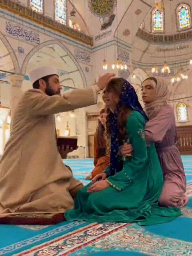 She Crying and reaction unbelievable.😨 when the mullah reciting Quran..😱 #jinnpossession #exorcism #jinn #scary #muslim 