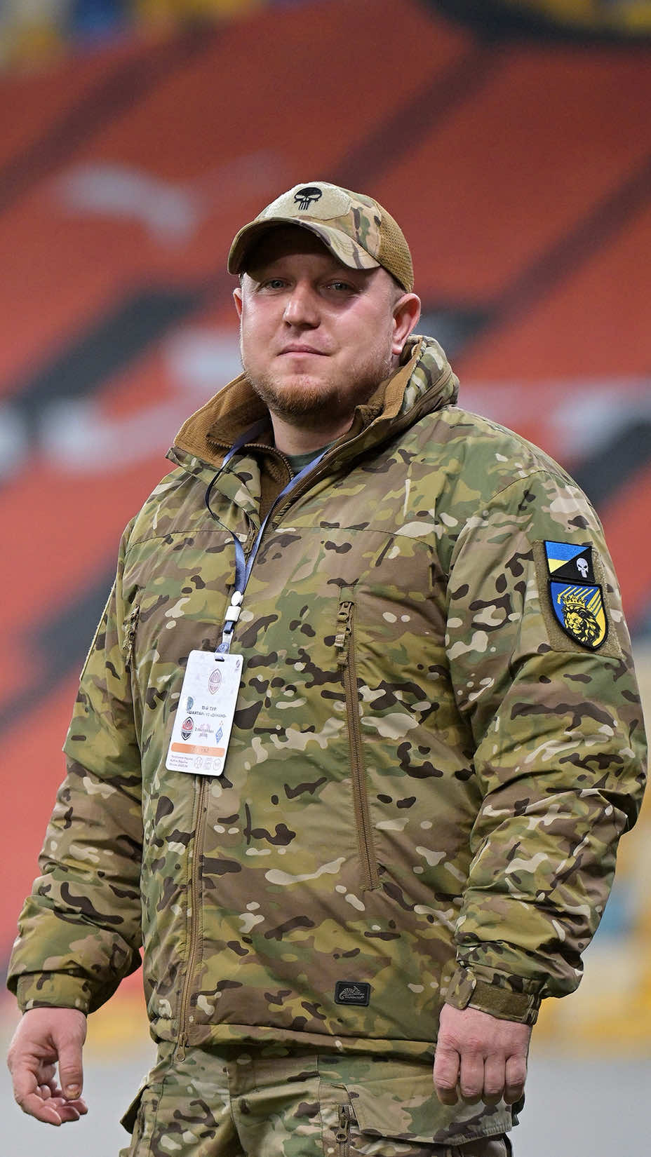 🇺🇦 Першого символічного удару в матчі «Шахтар» – «Динамо» завдав старший лейтенант Володимир Долинюк (позивний Морпіх) – командир 2-ї розвідувальної роти 53-го окремого розвідувального батальйону Сухопутних військ ЗСУ. Нагороджений відзнакою Президента України «За оборону України» 🙌 Від перших днів повномасштабного вторгнення Володимир боронить нашу державу, пройшов шлях від піхотинця до командира роти. Брав участь в обороні Бахмута, командував ротою на Покровському, Курахівському, Новопавлівському та Сумському напрямках 💪🏻 ⚽️ Змалку Володимир захоплюється футболом, виступав за різні команди Львівщини, а нині є капітаном футбольної команди свого батальйону 👏🏻 Щиро дякуємо всім захисникам і захисницям, які щодня стоять на захисті нашої землі! Ви – гордість і сила України! 💙💛 #Shakhtar #Ukraine #football #Україна #футбол 