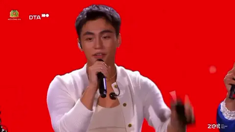 🛜Đang diễn trên sân khấu, MONO bất ngờ nhận được cuộc gọi từ 