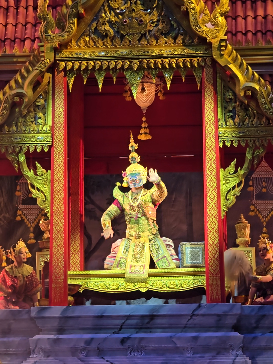 ร่วมสืบสานพระราชปณิธานและน้อมสำนึกในพระมหากรุณาธิคุณ สมเด็จพระนางเจ้าสิริกิติ์ พระบรมราชินีนาถ พระบรมราชชนนีพันปีหลวง ร่วมชมการแสดงโขนมูลนิธิส่งเสริมศิลปาชีพฯ ประจำปี 2568 ตอน “สัตยาพาลี” 6 พฤศจิกายน - 8 ธันวาคม 2568 ณ ศูนย์วัฒนธรรมแห่งประเทศไทย  มูลนิธิส่งเสริมศิลปาชีพ ในสมเด็จพระนางเจ้าสิริกิติ์ พระบรมราชินีนาถ พระบรมราชชนนีพันปีหลวง กำหนดจัดการแสดงโขนมูลนิธิส่งเสริมศิลปาชีพฯ ตอน “สัตยาพาลี” ขึ้นในระหว่างวันที่ 6 พฤศจิกายน - 8 ธันวาคม 2568 ณ หอประชุมใหญ่ ศูนย์วัฒนธรรมแห่งประเทศไทย เพื่อสืบสานพระราชปณิธานและน้อมสำนึกในพระมหากรุณาธิคุณของสมเด็จพระนางเจ้าสิริกิติ์ พระบรมราชินีนาถ พระบรมราชชนนีพันปีหลวง ที่ทรงส่งเสริมและสนับสนุนการแสดง      โขนเพื่อสืบทอด ธำรงนาฏศิลป์อันทรงคุณค่าของชาติให้คงอยู่คู่สังคมไทยสืบไป นับเป็นความโชคดีของคนไทยที่ได้รับพระมหากรุณาธิคุณจากพระบาทสมเด็จพระเจ้าอยู่หัวและสมเด็จพระนางเจ้าฯ พระบรมราชินี ในการสืบสาน รักษา และต่อยอด ทรงส่งเสริมและสนับสนุนการแสดงโขนอย่างเอาพระทัยใส่ทุกมิติ เพื่อสืบทอดมรดกทางศิลปวัฒนธรรมของชาติให้มีผู้สืบทอดต่อไป  การแสดงโขนมูลนิธิส่งเสริมศิลปาชีพฯ ตอน “สัตยาพาลี” ถ่ายทอดการแสดงโดยนักแสดงเยาวชนรุ่นใหม่มากฝีมือ ซึ่งเป็นผู้ที่ผ่านการคัดเลือกและฝึกซ้อมจากครูผู้เชี่ยวชาญด้านนาฏศิลป์ คีตศิลป์ หลากหลายแขนง รวมทั้งแสง สี เสียง เทคนิคพิเศษต่างๆ พร้อมชมความวิจิตรงดงามของเครื่องแต่งกายที่จัดสร้างด้วยความประณีต จับตอนตั้งแต่ทศกัณฐ์แปลงกายเป็นปูยักษ์หมายทำลายพิธีโสกันต์องคตกุมาร แต่พาลีผู้ได้พรจากพระอิศวรปราบได้ ต่อมาเกิดเหตุการณ์ทรพีบุตรทรพาโอหังขาดความกตัญญูจนถูกพาลีฆ่าตายในถ้ำ และทำให้พาลีกับสุครีพน้องชายเข้าใจผิดแตกกัน สุครีพจึงไปพึ่งพระรามและร่วมต่อสู้จนพาลีต้องยอมมรณภาพโดยฝากฝังบ้านเมืองไว้กับพระราม เรื่องราวดำเนินต่อด้วยทศกัณฐ์ให้นางมณโฑหุงน้ำทิพย์ ชุบชีวิตพลยักษ์ แต่พระรามส่งหนุมานและเหล่าวานรไปทำลายพิธีได้สำเร็จ ก่อนที่กองทัพอธรรมจะพ่ายแพ้และทศกัณฐ์ต้องถอยทัพ เป็นการแสดงโขนที่สร้างความประทับใจ  ความสนุกสนาน เพลิดเพลิน ความบันเทิงให้กับผู้ชมครบทุกอรรถรส ได้ข้อคิดเรื่องของการรักษาสัจจะ รวมทั้ง ด้านคุณธรรม ความกตัญญู ความซื่อสัตย์ รู้รักสามัคคี รู้จักหน้าที่ ที่ต้องพึงปฏิบัติ เรื่องราวความสนุกจะเป็นอย่างไร                    ต่อไปนั้น ติดตามรับชมได้ในการแสดงโขนมูลนิธิส่งเสริมศิลปาชีพฯ ตอน “สัตยาพาลี” กำหนดจัดแสดงขึ้นใน วันที่ 6 พฤศจิกายน – 8 ธันวาคม 2568 ณ หอประชุมใหญ่ ศูนย์วัฒนธรรมแห่งประเทศไทย บัตรราคา 2,000 บาท, 1,800 บาท, 1,000 บาท, 800 บาทและ 600 บาท (รอบนักเรียน ราคา 200 บาท) จำหน่ายบัตรแล้ววันนี้ที่ไทยทิคเก็ตเมเจอร์  โทร. 0-2262-3456 www.thaiticketmajor.com #โขนพระราชทาน #สัตยาพาลี 