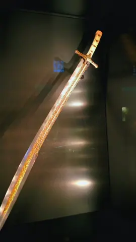 Topkapı Sarayı’nda sergilenen, 15. yüzyılın ikinci yarısına ait Fatih Sultan Mehmet Han’ın kılıcı… Sadece bir savaş aleti değil, fethin, kudretin ve imanın sembolü. Bu kılıç, bir çağın kapandığı, bir medeniyetin doğduğu anların sessiz şahidi…  The sword of Sultan Mehmed the Conqueror, displayed at Topkapı Palace, dating back to the late 15th century. Not just a weapon — a symbol of faith, power, and conquest. A silent witness to the dawn of a new civilization.  #fetih1453 #fatihsultanmehmet #osmanlı #istanbul #keşfet 