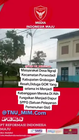 @TNU X5_MIM.Com//MEDIA INDONESIA MAJU GROBOGAN – Warga Desa Ngraji, Kecamatan Purwodadi, Kabupaten Grobogan, kini tengah diliputi keresahan. Gedung Olahraga (GOR) yang selama ini menjadi kebanggaan masyarakat setempat, dikabarkan telah dialihfungsikan menjadi dapur bagi kegiatan SPPG (Satuan Pelayanan Pemenuhan Gizi). Langkah tersebut menimbulkan polemik karena dinilai tidak sesuai dengan peruntukan awal bangunan serta menabrak sejumlah ketentuan standar kelayakan bangunan publik. Sejumlah tokoh masyarakat menilai, pengalihan fungsi GOR tanpa melalui musyawarah atau izin resmi dari warga merupakan bentuk pengabaian terhadap hak publik. “GOR itu dibangun dengan tujuan untuk kegiatan olahraga dan kepemudaan. Sekarang dijadikan dapur, jelas sangat tidak pantas dan bertentangan dengan fungsi sosialnya,” ujar salah satu warga yang enggan disebutkan namanya, Jumat (1/11). Selain permasalahan administratif, warga juga menyoroti aspek teknis bangunan yang kini tidak lagi sesuai dengan Standar Spesifikasi Kelayakan Dapur sebagaimana diatur dalam regulasi Badan Standardisasi dan Kebijakan Infrastruktur Berkelanjutan (BGN). Menurut ketentuan tersebut, bangunan yang difungsikan sebagai dapur komunal harus memenuhi standar ventilasi, instalasi gas dan listrik, serta sistem pembuangan limbah yang aman dan terpisah dari area publik. Namun, hasil pantauan lapangan menunjukkan bahwa bangunan GOR tidak mengalami perubahan struktural yang memadai untuk memenuhi standar tersebut. “Tidak ada modifikasi sistem ventilasi, pembuangan limbah, maupun instalasi gas yang sesuai. Ini berpotensi membahayakan pengguna maupun masyarakat sekitar,” ungkap salah satu pemerhati tata bangunan di Grobogan. Lebih jauh, masyarakat menilai bahwa pengalihan fungsi ini sarat dengan kepentingan yang tumpang tindih antara pihak pengelola dan institusi tertentu. Beberapa warga menduga adanya upaya untuk memanfaatkan fasilitas umum demi kepentingan kelompok tanpa mempertimbangkan nilai kebermanfaatan sosial yang lebih luas. Warga berharap pemerintah desa maupun instansi terkait segera turun tangan untuk meninjau ulang keputusan tersebut. Mereka mendesak agar GOR dikembalikan sesuai fungsinya semula, yaitu sebagai pusat kegiatan olahraga dan sarana pembinaan generasi muda. “Kalau memang dibutuhkan dapur atau fasilitas lain untuk kegiatan keagamaan, silakan bangun di lokasi yang tepat dan sesuai regulasi, jangan diambil dari fasilitas masyarakat,” tegas salah seorang tokoh pemuda Ngraji. Hingga berita ini diturunkan, pihak pemerintah desa dan pengelola GOR belum memberikan keterangan resmi terkait polemik tersebut.