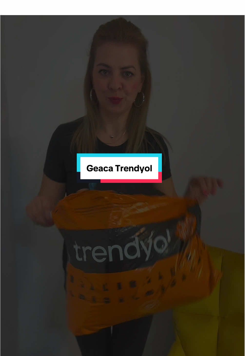 Mi-am luat o geacă cu 2 fețe de pe Trendyol și sunt super încântată! 😍 Arată foarte bine, e tare călduroasă și are un preț excelent. Iar dacă adăugați și codul WOW, primiți extra reduceri — o luați la un preț super mic! 🫶 Perfectă pentru zilele reci care vin! ❄️✨ 👉 Vă las link-ul în bio dacă vreți să o vedeți și voi  #fashionfind #winterjacket #reversiblejacket #trendyolfinds #fashionhaul               