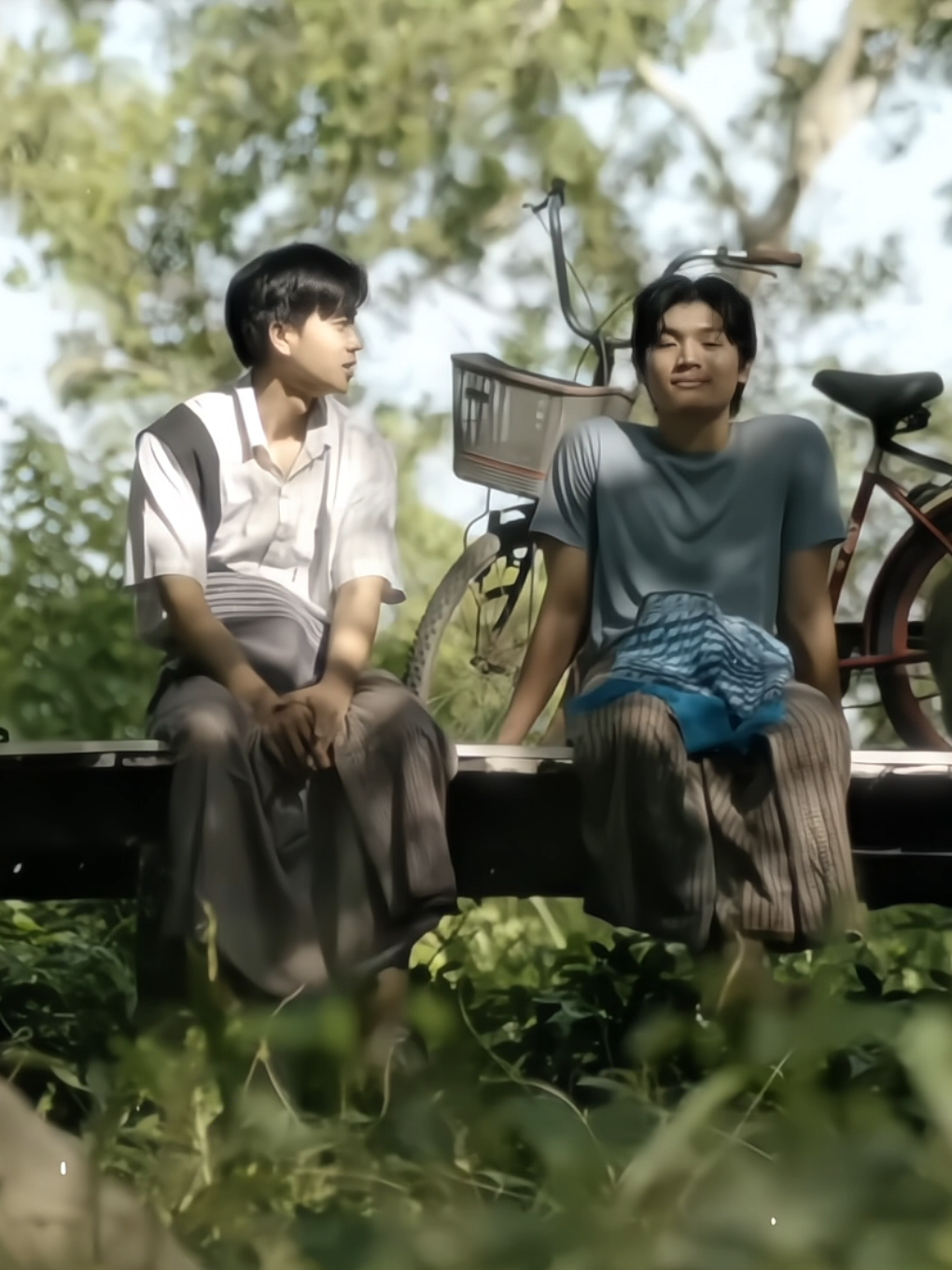 ဒီနေ့အပိုင်းမှာ သူရိန်နဲ့သော်ဇင်ကို အတူတွေ့ရတဲ့အခန်း နည်းပေမယ့် သူငယ်ချင်းတွေရဲ့ စကားဝိုင်းထဲ သော်ဇင့်နာမည်ပါလာတိုင်း လွမ်းရိပ်လေးတွေဖြစ်လာတတ်တဲ့ သူရိန်ကြောင့် အီမိုရတာပါပဲ 🤍 #သူတို့နှစ်ယောက် #TheTwoOfThem #fyp #itsme_kon 