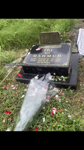 jujur kalo ditanya udah ikhlas apa blom,jawaban nya BELUM tapi mau gamau harus ikhlas,sakit banget denger katanya ada yang ngirim (santet gt) langsung nyesek bgt,kake gua yang ngurus gua dari kecil (orng tua gua sibuk kerja dua-dua nya) dia yang nge usahain apa aja yang gue mau,sakit tu uda sembuh tiba’ aja dikabarin meninggal,emang pas sblum meninggal tu dia ngomong gini (si cebol suruh pulang) padahal sblum itu dia gaperna nyuruh gua pulang’ gtu, kalo di ceritain sedih bgt si… #fyppppppppppppppppppppppp #foryoupage #meninggal 