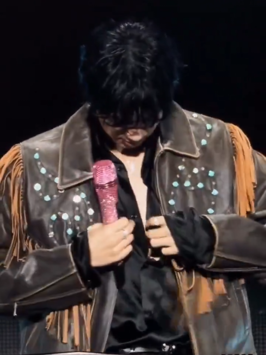 His nipple was slightly showing, and fans went wild 🤣🤣 Jin tried to button up his shirt, but fans kept telling him not to 😅😅 #runseokjineptour #bts #jin #방탄소년단진 #진 