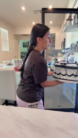 Te quería enseñar estos pasteles que me tocó hacer hoy 🫶🏻🎂 un pastel vintage y uno de dinosaurios #creatorsearchinsights #cakedecorating #pasteleria 