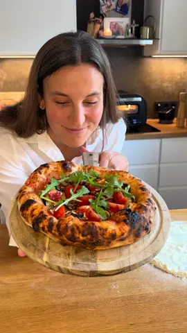 🍕 Familien-Pizza-Sonntag! 🍕🫶🏻🧡  Es gibt nichts Besseres, als den Sonntag mit selbstgemachter Pizza zu verbringen! 🥰 Von der Teigzubereitung bis zum knusprigen Rand, es ist eine echte Herzensangelegenheit. 🔥 Habt ihr einen festen Pizza-Tag? Lasst es mich in den Kommentaren wissen! 👇 Mein Rezept für einen authentischen Napoli-Teig (perfekt für Pizza-Öfen): • 1 kg Mehl (z.B. IT: Typo 00 / DE: 550) • 700 ml kaltes Wasser • 30 g Salz • 2-3 g frische Hefe Mischen, kneten, 72Std. gehen lassen und dann: genießen! 🤤 #Pizza #PizzaLiebe #Familienzeit #Rezept #PizzaTeig   Rezept von @pizzaiololuigi  Rezept von @pizzaiolo_luigitesoro 🫶🏻🥰bester&sympatischster Italiener 🇮🇹