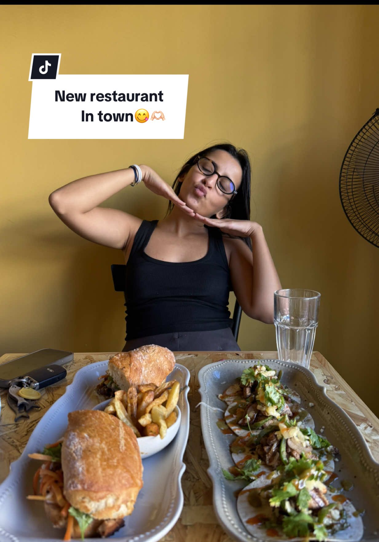 Certified tryoholic exploring every new restaurant in town😋 with @Yosr 🌞 💖 #newrestaurant #tunisia🇹🇳 #fypシ #foodtiktok #tortillas 