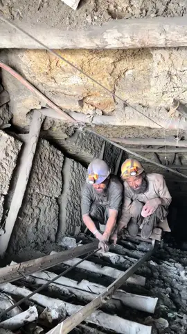 How old Mine worker Give signal from underground 3000feet toward the surface to pull the mine workers back from bottom of the mine #Minecraft #undergroundmining #blackdiamond #hiddentreasures #minetunnel 