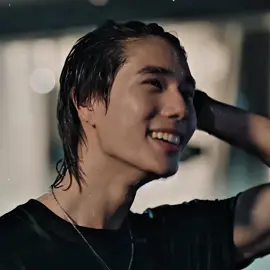 Мне так нравятся его длинные волосы🥹 @phuwintang #pondphuwin #phuwintang #meandtheeseries #bl #пондпувин 