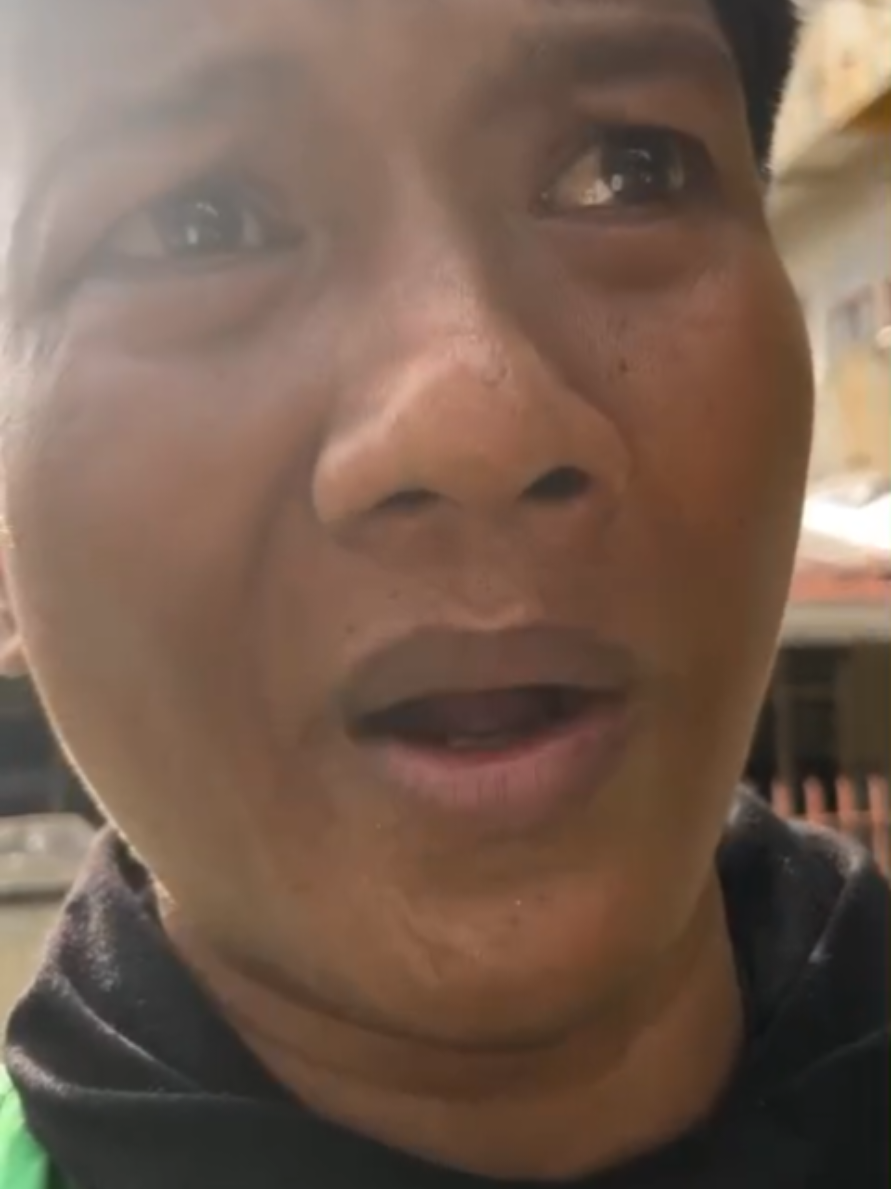 Driver Ojol di Medan Dihipnotis Penumpang, Motor Raib Dibawa Kabur Medan – Seorang driver ojek online (ojol) bernama Dikki menjadi korban hipnotis oleh penumpangnya di kawasan Simpang Pemda, Medan, pada Minggu (2/11/2025) siang. Akibat kejadian tersebut, sepeda motor yang sehari-hari digunakan korban untuk bekerja raib dibawa kabur oleh pelaku. Menurut informasi , pelaku berpura-pura menjadi penumpang dan meminta diantarkan ke salah satu lokasi di sekitar Simpang Pemda. Dalam perjalanan, korban diduga dibuat tidak sadarkan diri melalui aksi hipnotis hingga akhirnya kehilangan kendali atas motor miliknya. Saat tersadar, pelaku dan motornya sudah tidak terlihat lagi di lokasi. Peristiwa ini membuat sesama driver ojol di Medan ikut prihatin dan berharap pelaku segera ditangkap agar kejadian serupa tidak terulang. Kepada para driver ojol dan masyarakat umum, diimbau agar lebih waspada terhadap penumpang atau orang tidak dikenal, terutama yang bersikap mencurigakan. Hindari percakapan atau tindakan yang dapat membuat lengah selama perjalanan.