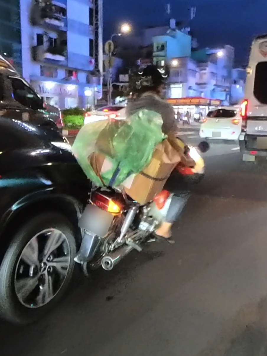 Hãy luôn giữ khoảng cách an toàn với các phương tiện khác.