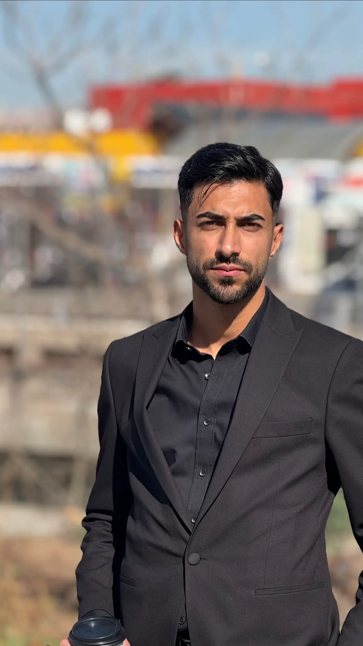 Kimliğimizi abartmaya gerek yok.. Yarının ölüleriyiz.