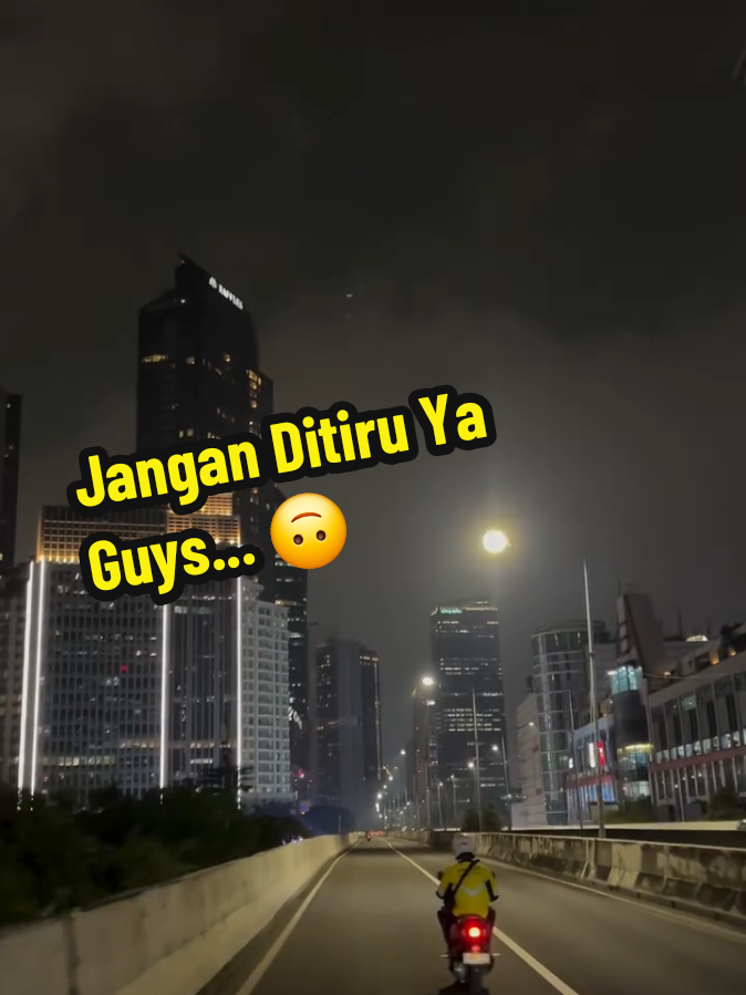 Jangan ditiru ya guys 🙃 📍Flyover Casablanca, dari Tebet arah ke Tanah Abang. Mohon berhati-hati dalam berkendara. #flyovercasablanca #jakartaselatan  ----- Ikuti akun kami untuk update informasi terkini Jakarta dan sekitarnya ----- 📹 : ig via dino_yndr