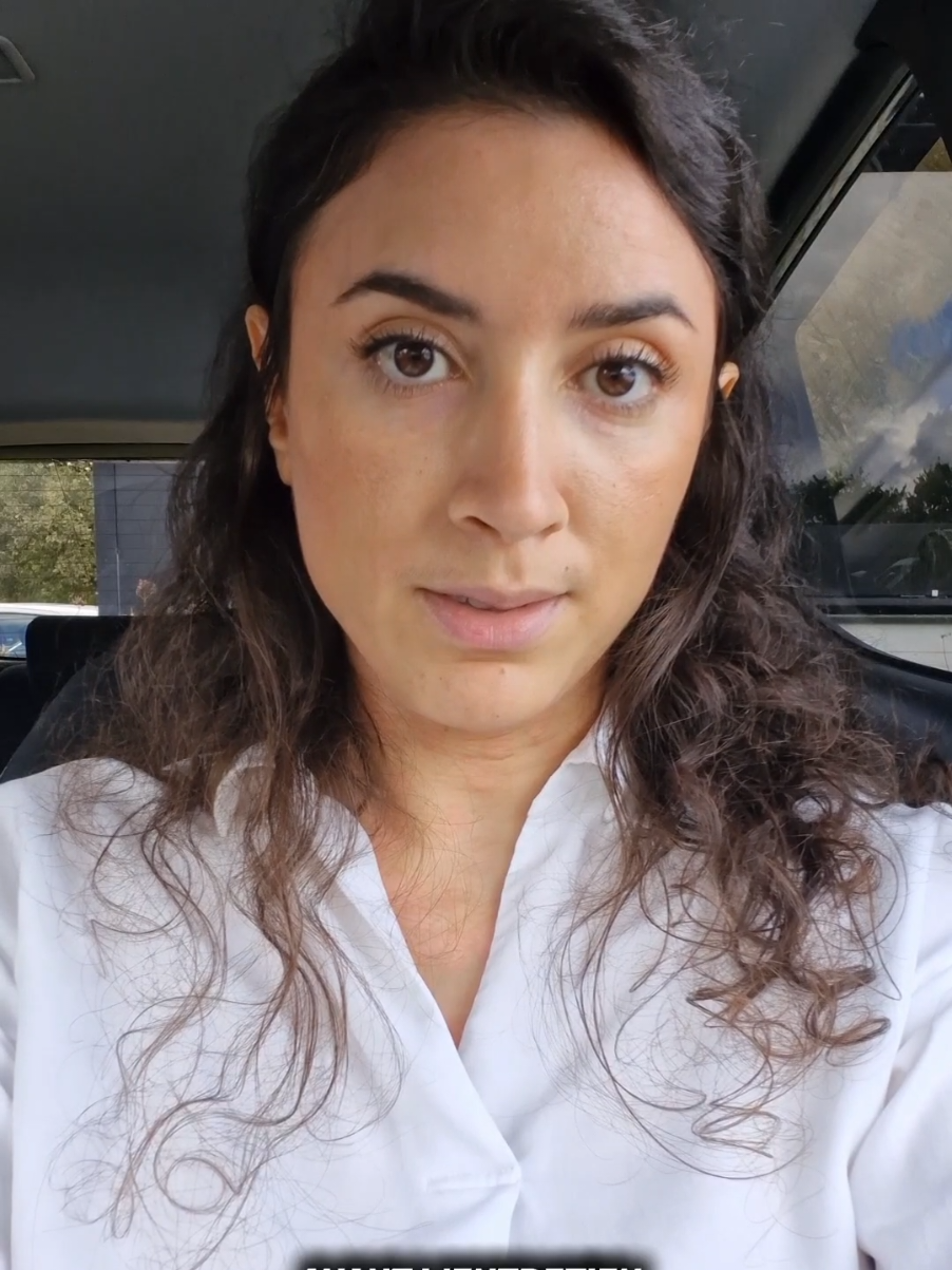 Unposted 🎬 vidéo qui date de cet été quand je passais des entretiens d'embauche avec des plaques très visibles sur le xvisage, cou, etc...  Je me souviens du stress, du regard des gens, mais aussi de la fierté d’y aller quand même. Et toi, t'as déjà dû affronter quelque chose qui te complexait en plein moment important ? #psoriasis #psoriasisfrance #entretiendembauche #skinpositivity 