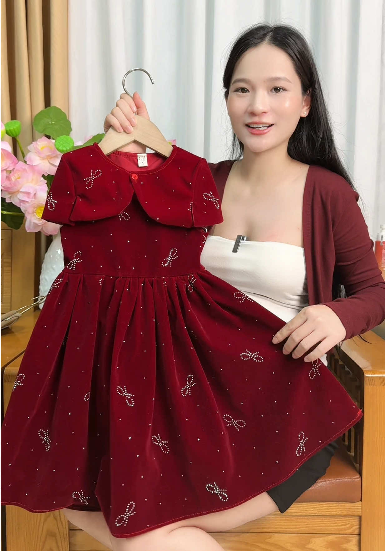 Sét Váy Nhung Đính Đá Kèm Choàng Cổ Cho Bé. Gái 