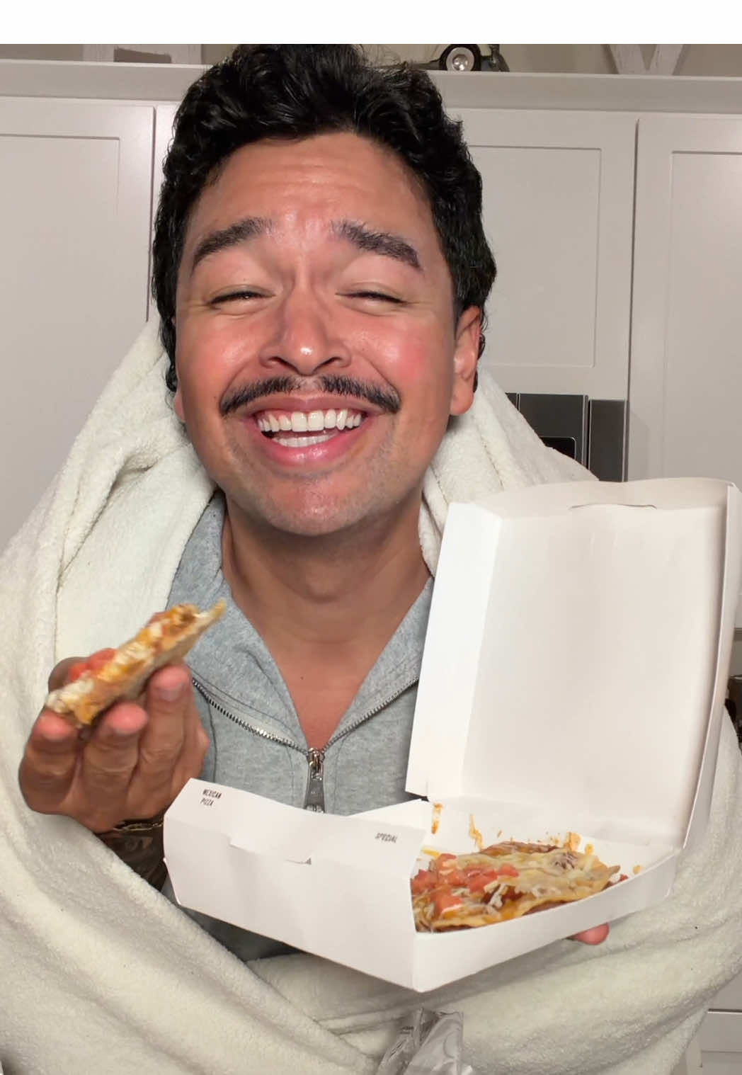 using my husbands hands to eat taco bell 🍽️ #tacobell #grilledcheeseburrito #flaminghotgrilledcheeseburrito #eatingwithhands 