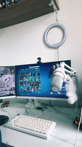 a gente reclama do preço do vbucks, mas não pode ver um traje novo na loja!!! #fortnite #fortnitememes #fortnitebr 