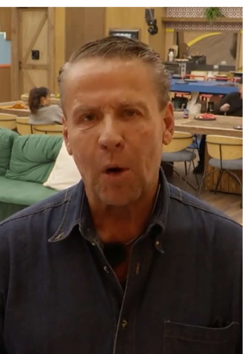 #AlfredoAdame le manda un mensaje al público recordándoles que sigan votando para salvar a su granjero favorito 🙌 Además, les desea que tengan un gran domingo lleno de buena energía ☀️💪 Lunes a viernes 9:00 p.m. por Azteca UNO Domingo La Gala 8:00 p.m. por Azteca UNO #LaGranjaVIP 🌾 Transmisión 24/7 en #DisneyPlus, vive la experiencia completa.