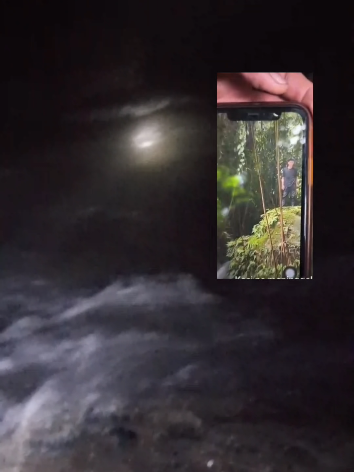 proses pemasangan jaring,agar korban tidak hayut terbawa arus jadi hati2 buat teman2 yg rekreasi ke air terjun 🙏mohon doanya 🤲🙏 #lewatberanda #