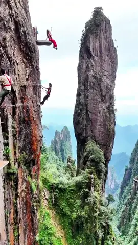 🇨🇳🇨🇳🇨🇳 这是栾川天河大峡谷是洛阳栾川的国家4A级景区，伏牛山世界地质公园核心区之一。平均海拔超1500米，以清凉、高负氧离子著称。这里有三大游览区和五大特色景观，文化底蕴深厚，配套设施也很完善。#travelling #china🇨🇳 #discover #travel #scencery #tiktokchina #中国 