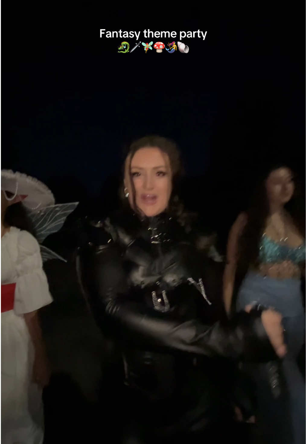 Our costumes capture our personalities / aesthetics perfectly ✨ @Emma Marie Miller @Olivia✨🪴  #fantasytheme #halloweencostume #oppositeaesthetics #halloweentrend #fantasycostume 