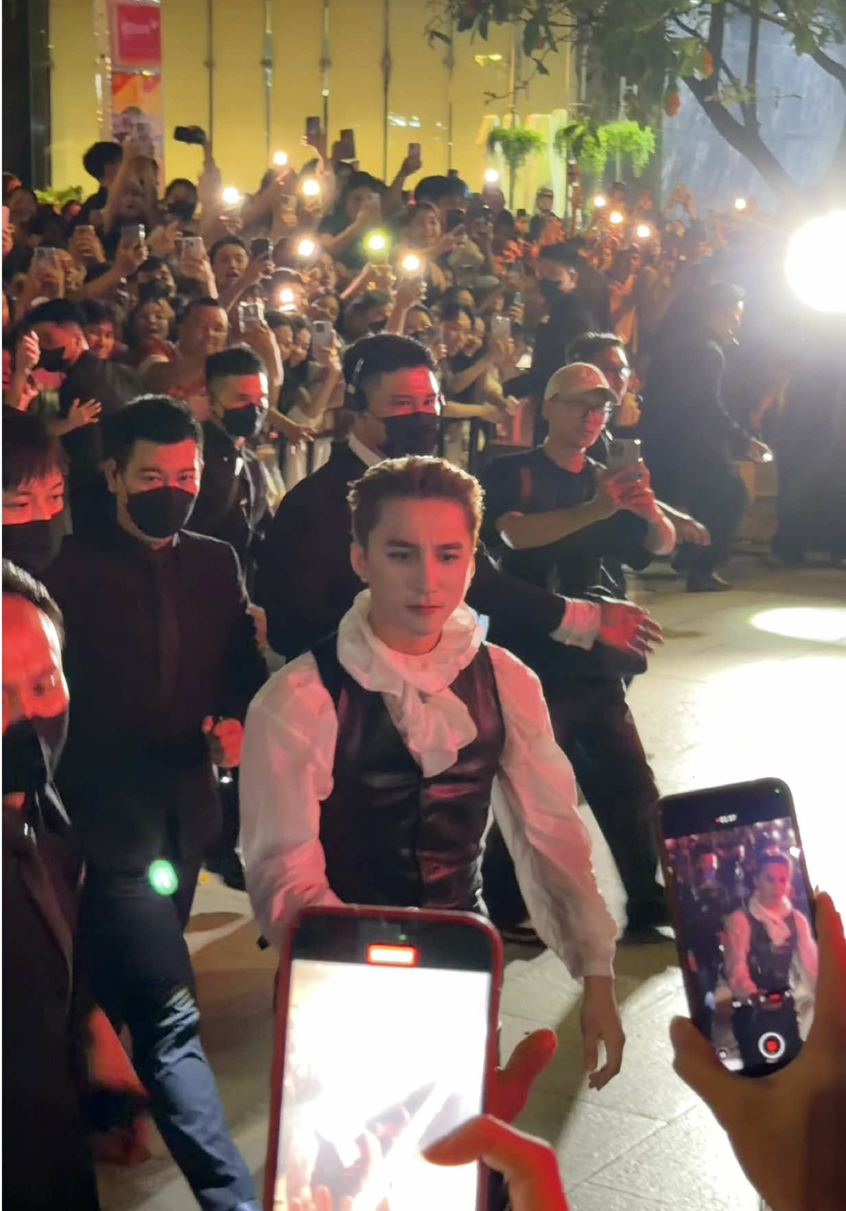 đi show đứng hơi xa lần này, ra về đi ăn tình cờ thấy anh Bùm ra xe về 😌 #sontungmtp #yfest #viettel #mtp #sky @Son Tung M-TP 