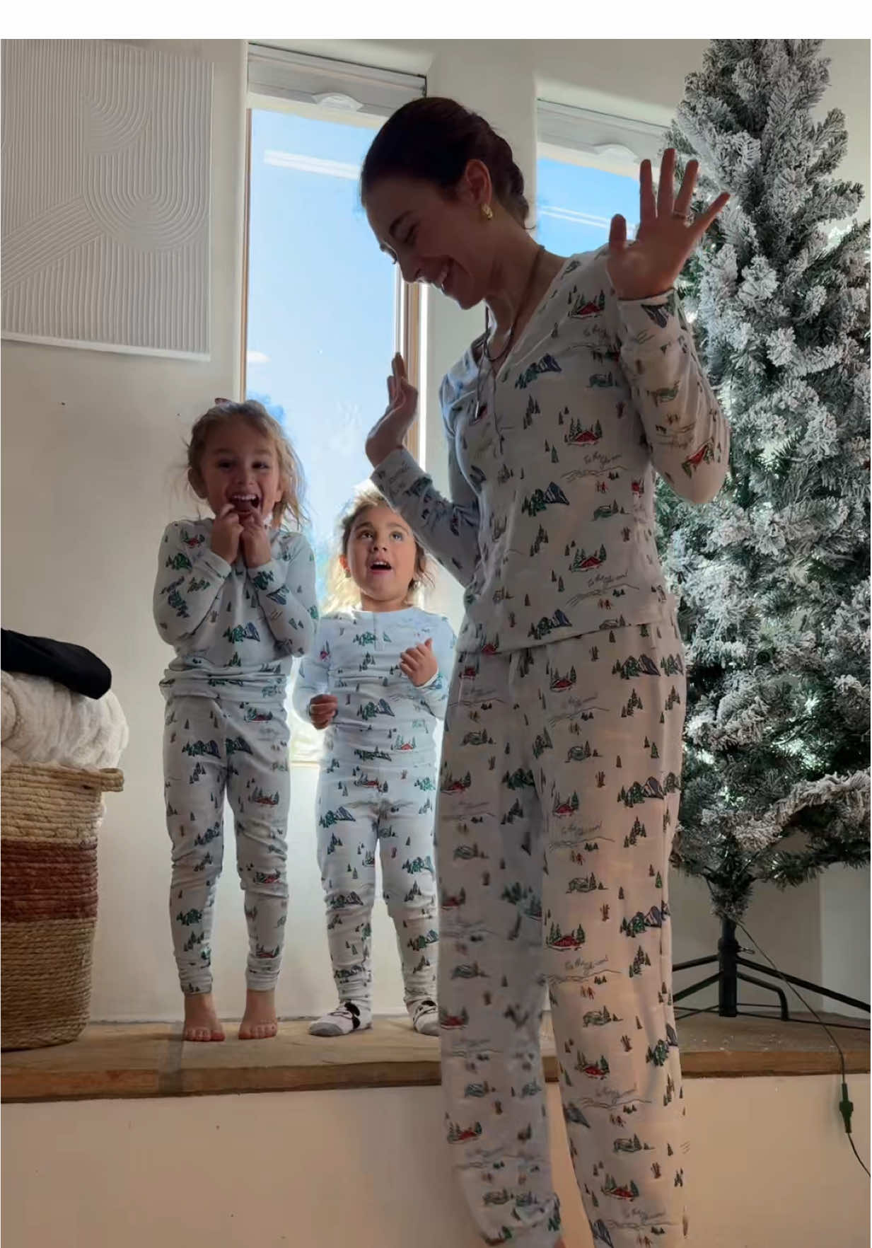 It’s timmmmmmeeeeeee 🎄🤶🏼 before anyone comments that it’s too early to decorate… remember it’s my house 😘#christmas #christmasdecorating #mariahcarey #moms 