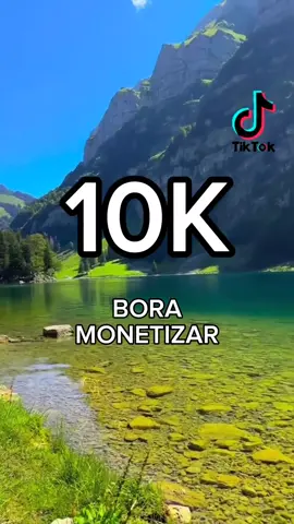 Há lugares no mundo que parecem sonhar acordados… E a Suíça é um deles. Entre montanhas que tocam o céu e vilarejos que parecem saídos de um conto de fadas, cada detalhe aqui foi desenhado pela natureza — com calma, com alma, e com um toque de perfeição. Nos Alpes, o vento carrega histórias antigas… Nos lagos, o reflexo do sol transforma tudo em ouro. E nas ruas silenciosas, o tempo parece desacelerar — como se o mundo, por um instante, respirasse paz. Seja no branco do inverno, onde a neve cobre tudo com leveza, ou nas cores da primavera, quando a vida floresce outra vez — a Suíça é o destino de quem busca mais do que paisagens: é o refúgio de quem procura tranquilidade, cultura e um pedacinho de magia. E entre um café quente e um pedaço de chocolate, você entende… que aqui, o impossível parece fácil. 📍Zermatt — aos pés do imponente Matterhorn, onde os sonhos encontram abrigo e a vida, um novo ritmo. #monetizartiktok #suica #engajamento 