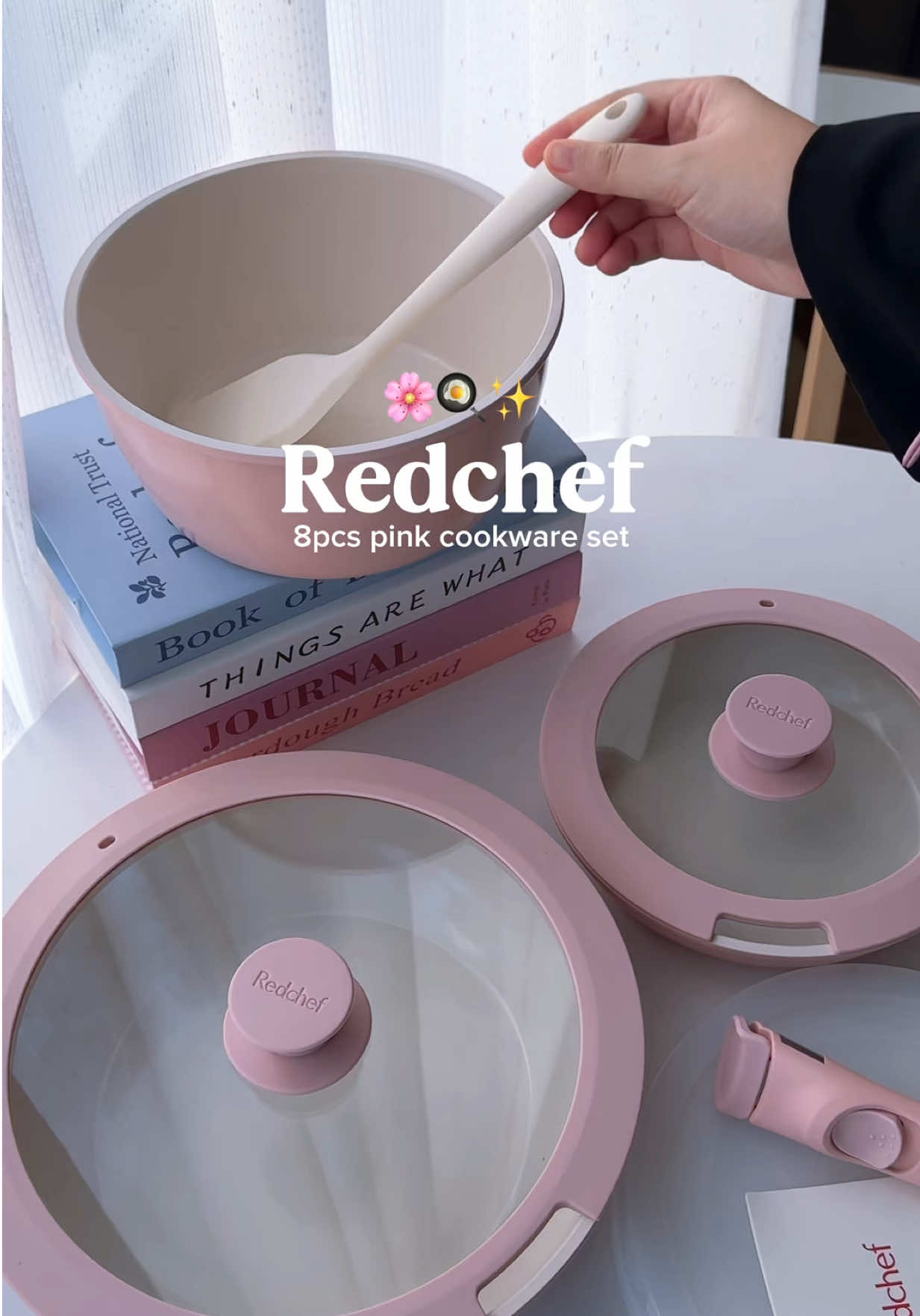 Set Redchef 8pcs ni bukan sekadar cantik — tapi bebas toksik, tak melekat & jimat ruang ✨🌸 Handle boleh tanggal, masuk oven pun boleh. Perfect untuk dapur kecil atau nak bawa camping 🍳💨 #redchef #redchefcookware #cookware #setperiuk #periuk 