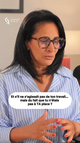 Elle se levait chaque matin avec cette même boule au ventre. Pas parce qu’elle était paresseuse. Mais parce qu’elle avait l’impression de survivre, pas de vivre. Elle faisait ce qu’il fallait. Ce qu’on attendait d’elle. Pas ce qui la faisait vibrer. Elle avait peur de manquer, peur d’échouer, peur de décevoir… Alors elle avait dit oui à une vie qui ne lui ressemblait pas. Et puis un jour, épuisée, elle s’est posée la seule question qui change tout  Qu’est-ce qui me ferait me lever avec envie, joie et excitation ? Ce jour-là, ce n’est pas le monde qui a changé. C’est elle. Elle a commencé à se découvrir ses talents, ses besoins, ses moteurs profonds. Elle a compris qu’entre je sais qui je suis et je vis qui je suis, il existe un chemin. Une stratégie. Un passage à l’action. Et tu sais quoi ? Elle n’était pas la seule. Le monde est rempli de personnes brillantes, de génies silencieux… qui s’éteignent à petit feu parce qu’ils ne sont pas à leur place. Mais le jour où tu t’alignes avec ta vraie nature… où tu décides de mettre ton talent au service du monde… ce jour-là, la vie commence vraiment. #alignment #coaching #développementpersonnel #révélationdestalents #burnout         