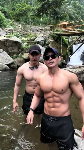 “Menahan rasa dingin di curug bukan cuma soal fisik, tapi soal menikmati momen. Airnya memang menusuk kulit, tapi di balik rasa dingin itu ada ketenangan yang gak bisa dijelasin. Suara air jatuh, udara segar, dan suasana alam yang hening bikin pikiran pelan-pelan tenang. Kadang, yang kita butuhin cuma diam di alam, ngerasa hidup tanpa banyak kata.”