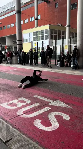 Feel bad for the people who wanted to help🥲 #calisthenics #gym #public #handstand #pushups 