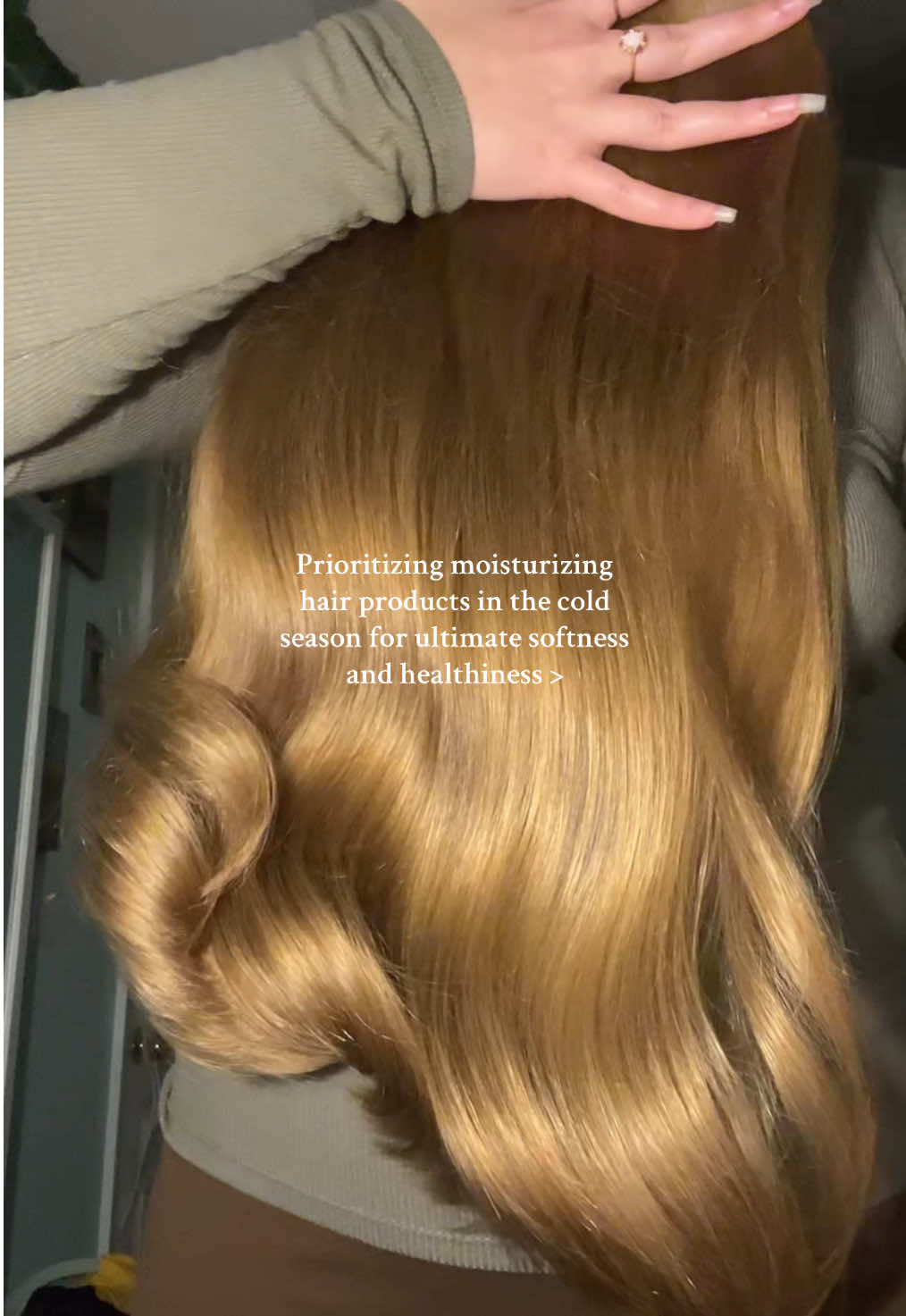 I do:  - Hairmask 2x a week, hydrating conditioner daily  - Oil treatment 1x a week - Hot/warm oil treatment 1x a week (extra dry hair) - Leave-ins on freshly washed hair  - Blowdrying with warm air, cold air to finish  - Silk/satin scrunchies  #hairtok #haircare #healthyhair #longhair #silkyhair 