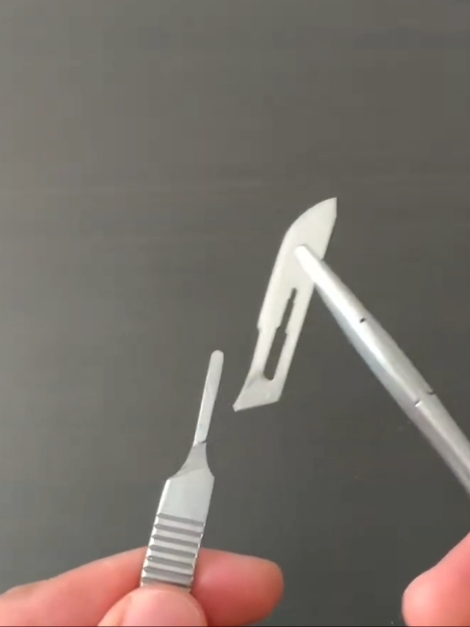 Comment insérer et retirer une lame de bistouri. #lame #surgery #surgerytiktok #suture #medical 