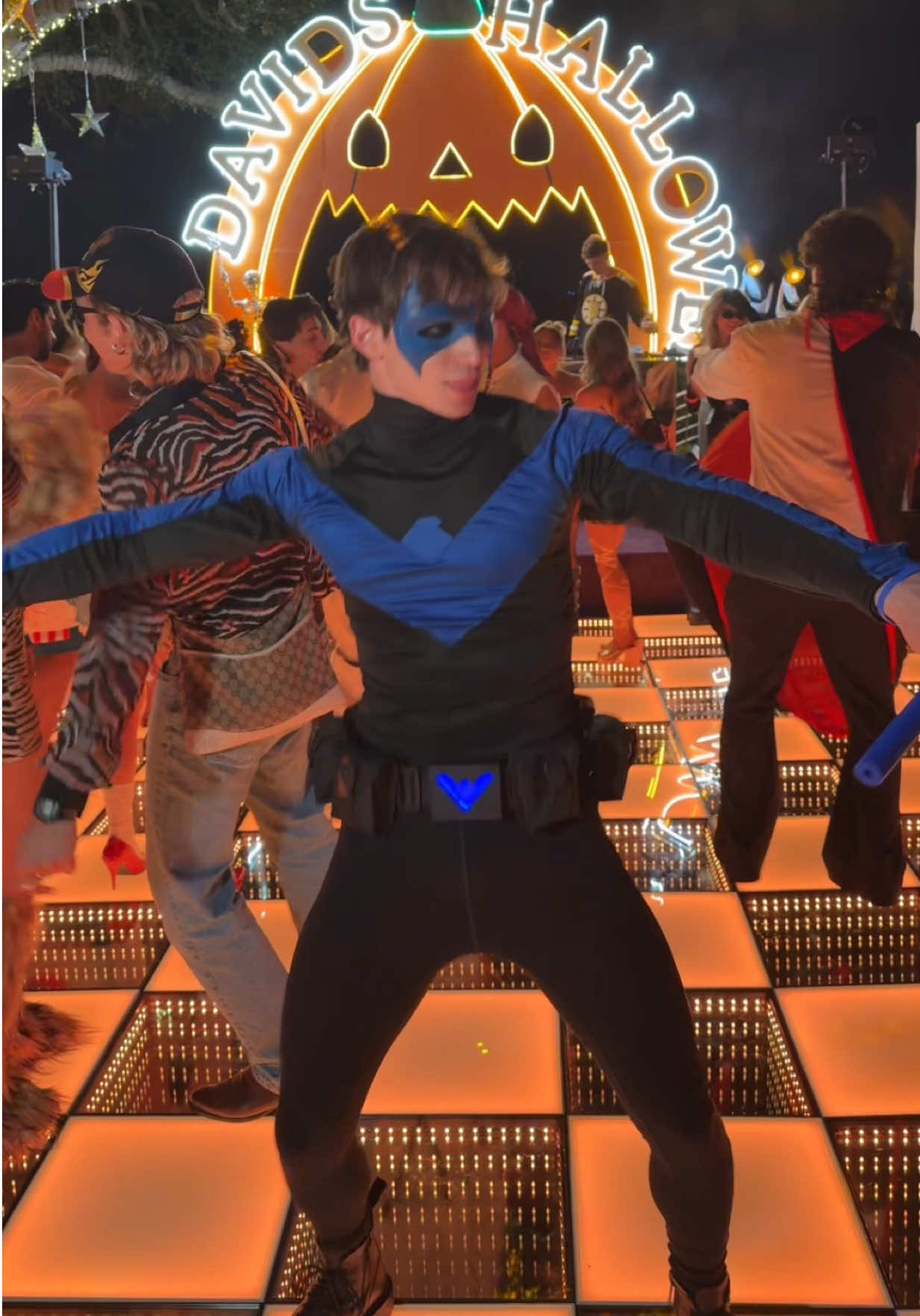 night wing is a night owl #nightwing #nightowl #fyp 