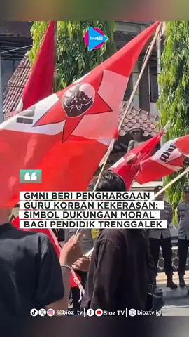 Dewan Pimpinan Cabang Gerakan Mahasiswa Nasional Indonesia (GMNI) Trenggalek mengambil langkah nyata untuk merespons kasus kekerasan terhadap guru. Setelah mengecam keras insiden tersebut, GMNI menyerahkan cinderamata sebagai penghargaan kepada guru SMPN 1 Trenggalek, Eko Prayitno, yang menjadi korban penganiayaan oleh keluarga wali murid. GMNI Tunjukkan Dukungan Moral untuk Guru yang Dianiaya Ketua GMNI Trenggalek, Mohamad Sodiq Fauzi, mengatakan bahwa penghargaan ini mencerminkan bentuk dukungan moral dan penghormatan terhadap dedikasi guru yang tetap teguh menjalankan tugasnya meski menghadapi perlakuan tidak pantas. #gmnitrenggalek #pemukulanguru #smpn1trenggalek #kasussmp1 #sitahp 