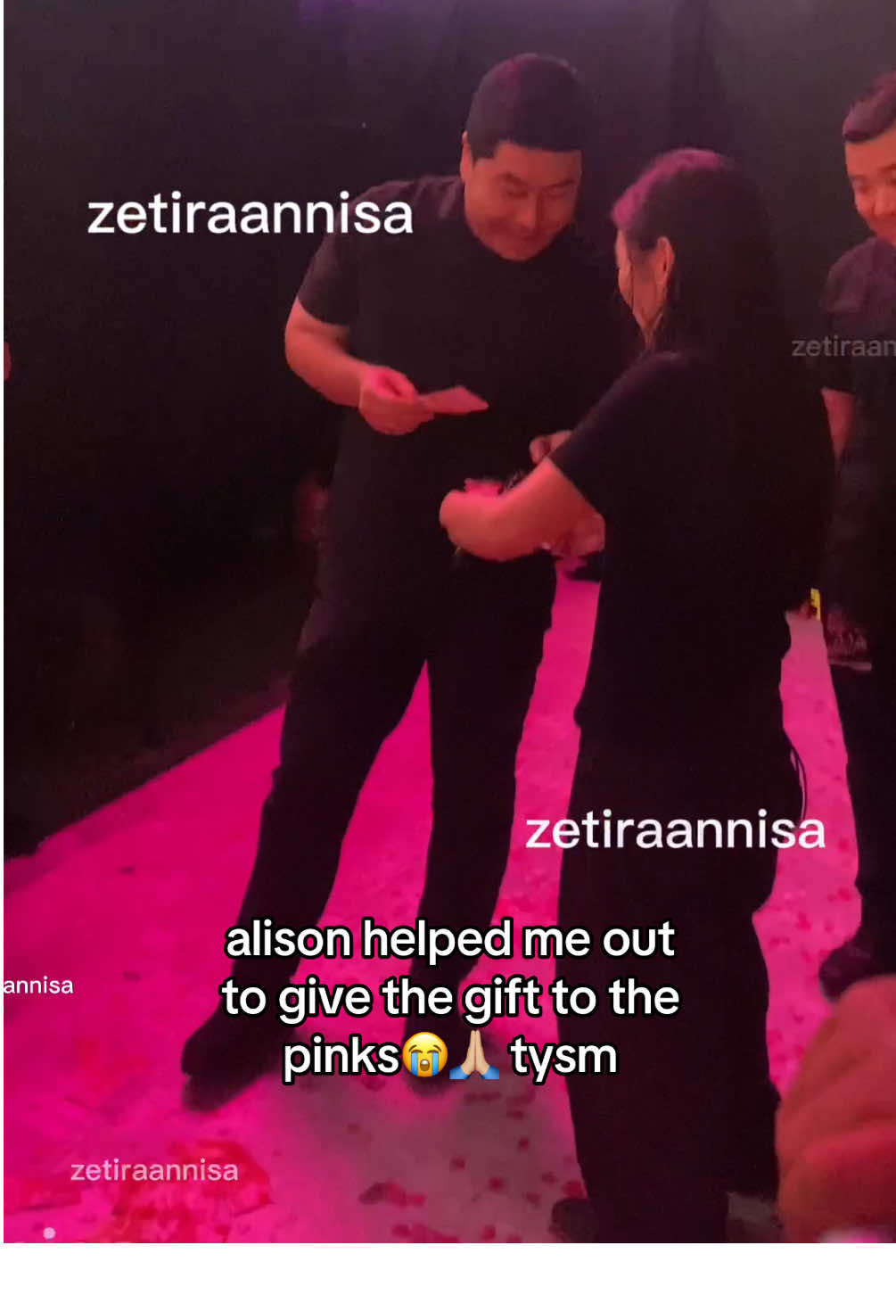 jennie's manager (alison) helped me out to give the gift to the pinks😭🩷🖤🙏🏼 so kind of her🥹🫰🏼 t. #blackpink #pinks #jennie #lisa #rose #jisoo 