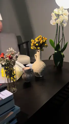 • هل تنتهي الاسئلة في حضور الورد ؟  #ورد #هديه #شعر #شاعر #اكسبلور 