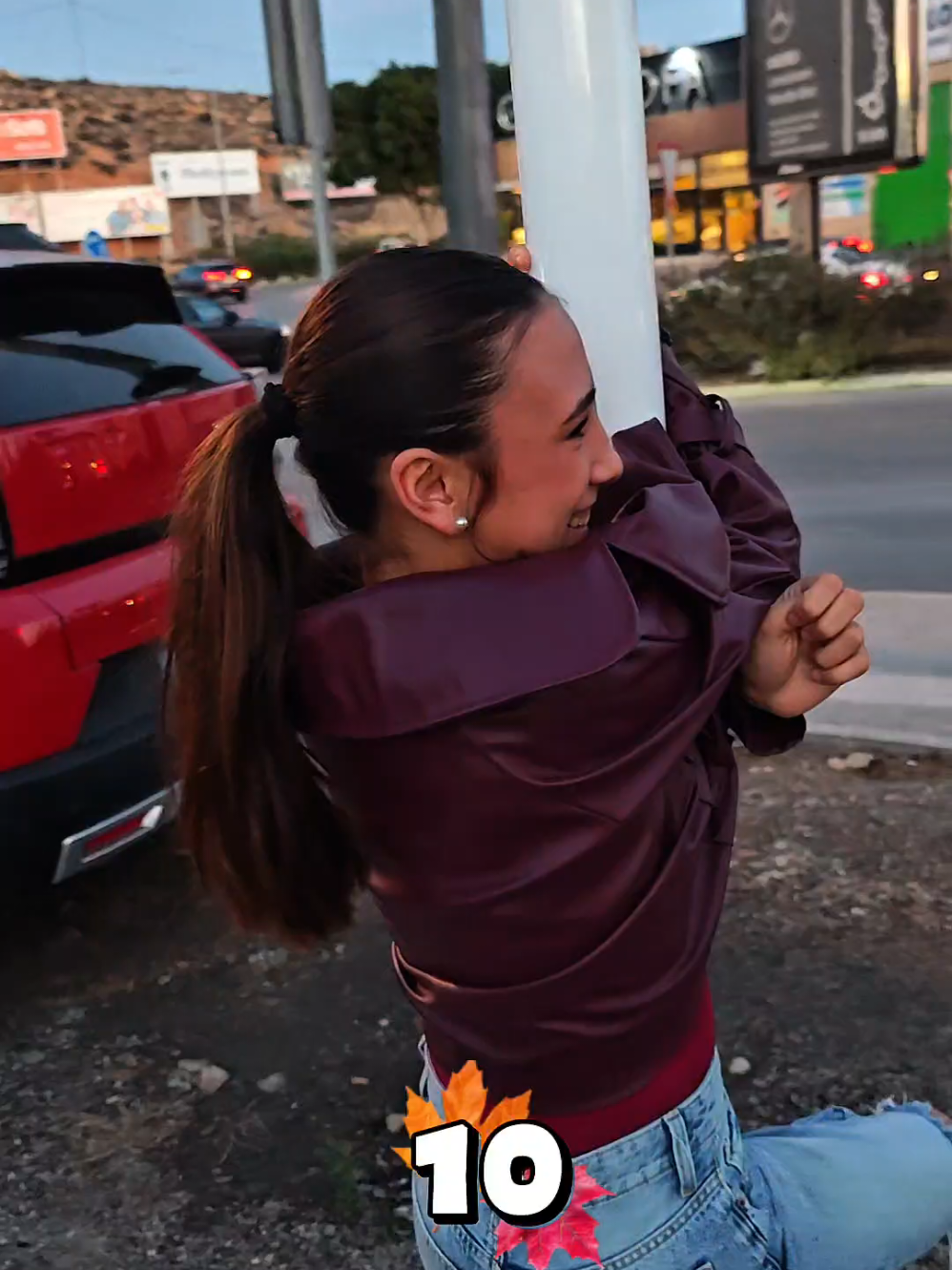 🔥 RETO DEL DIA 🔥 Me engancho en un POSTE 🤣🤣🤣 *ME QUEDO ATRAPADA 😱* 