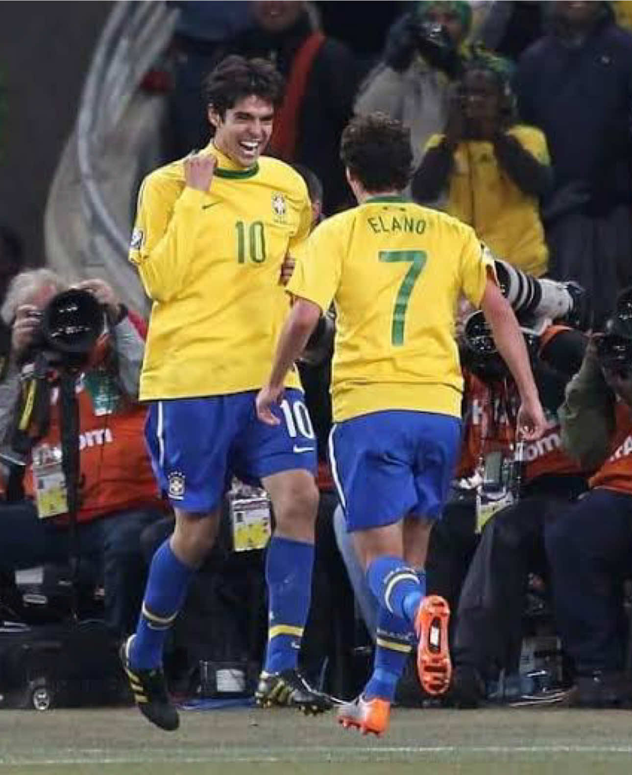Sí, escuchaste bien... ¡SALE KAKÁ POR ELANO! 😂⚽️ #Kaka #Kaká #Brasil