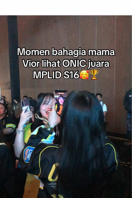 Reaksi Vior, sze, dan Vonzy lihat Onic juara MPLID S16🏆🥰 #onic #vior #sze #vonzy #mplindonesia 