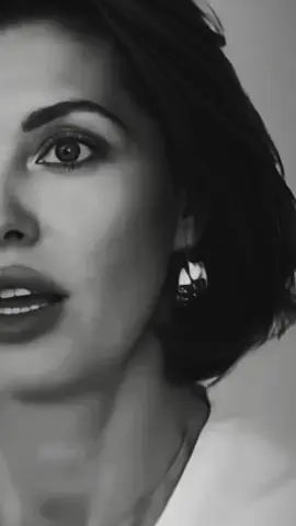 За людьми, которым нравится бывать в одиночестве, стоит определенная психологическая сила. Когда вы один, вы можете делать выбор без внешнего влияния, и это помогает лучше понять, кем вы являетесь как личность. Ваше мнение перестает зависеть от мнения других людей, вы становитесь уверены в своих убеждениях и отстаиваете то, что считаем правильным. Люди, которые уделяют достаточно времени на то, чтобы побыть в одиночестве, чаще испытывают глубокое чувство внутреннего покоя. Они не ощущают необходимости постоянно находиться в окружении людей или заниматься деятельностью, которая не соответствует их ценностям и желаниям. Это внутреннее спокойствие позволяет им ярче проживать каждый момент и ценить простые радости жизни.